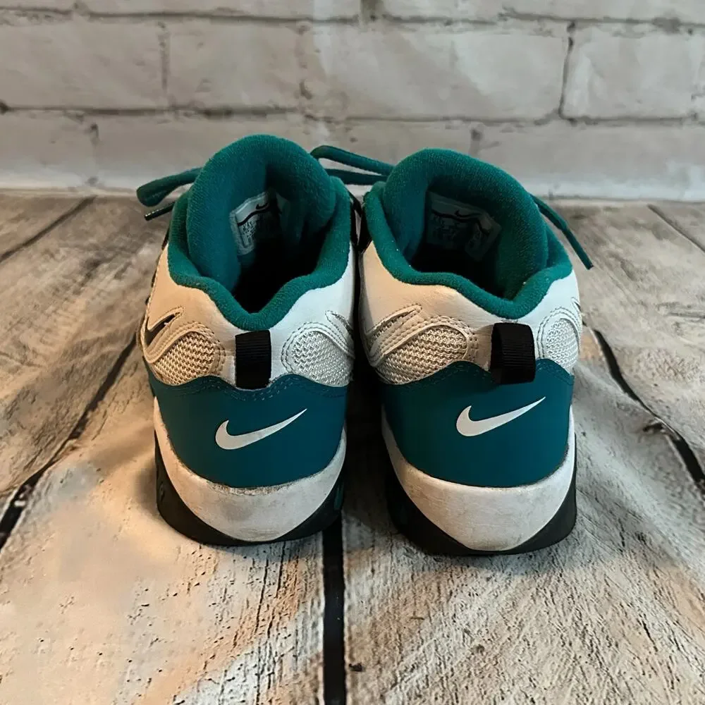C22 Nike Air Speed Turf Youth White and Teal Sneakers, size Y6.5, Pre-owned